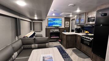 Refrigerador, microondas, horno y parrilla de estufa