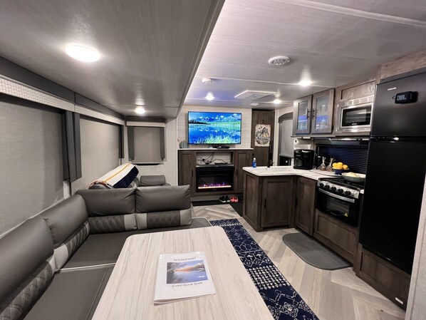 Kjøleskap, mikrobølgeovn, ovn og kokeplater