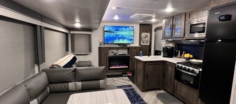 The Wildwood of Beaver Creek - Cozy 2 Bedroom RV w/ WiFi, Septic, and more! 