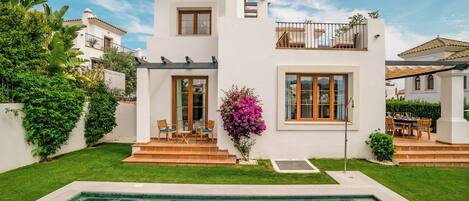 Utendørsbasseng og et oppvarmet basseng