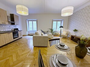 Un appartamento moderno con cucina, zona pranzo e soggiorno.