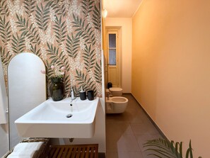 Dusche, Haartrockner, Bidet, Handtücher