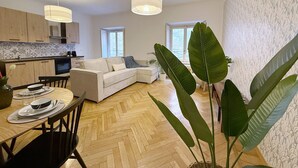 En modern lägenhet med kök, matplats och vardagsrum.