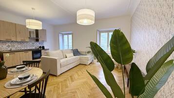 Un appartamento moderno con cucina, zona pranzo e soggiorno.