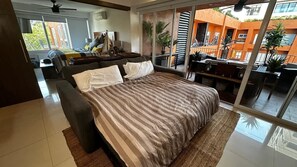 1 chambre, bureau, fer et planche à repasser, lit de bébé portatif