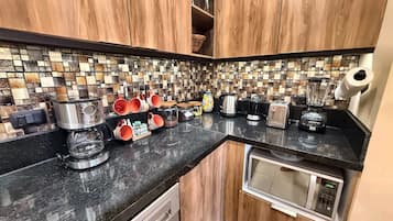 Coffee/tea maker, fridge, microwave, oven