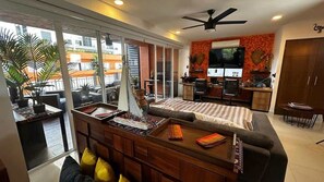 1 soverom, skrivebord, strykejern/-brett og reiseseng for barn