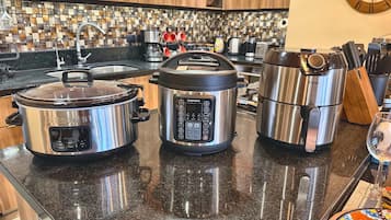 Cafetière/bouilloire, réfrigérateur, micro-ondes, four