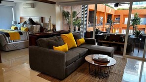 Téléviseur, jeux vidéo, bureau