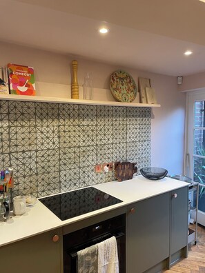 Frigorífico, horno, placa de cocina y lavavajillas
