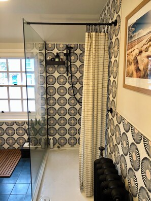 Regadera, secadora de cabello, toallas, jabón