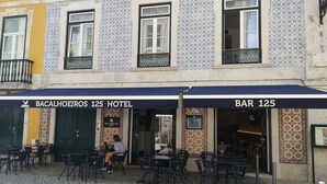 A hotel with outdoor seating and a bar. - Bacalhoeiros 125 Hotel (Lisbon)