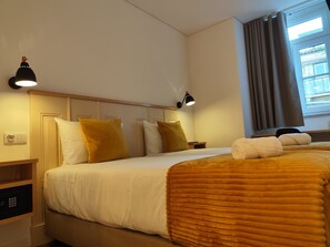 Quarto duplo | Cofres nos quartos, escrivaninha, cortinas blackout, Wi-Fi de cortesia