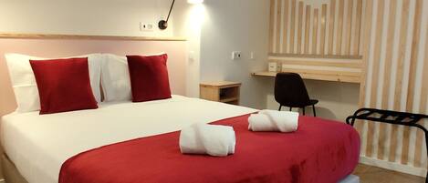 双人房 | 客房内保险箱、办公桌、遮光窗帘、免费 WiFi