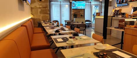 Colazione a buffet, servita nel weekend (20 EUR a persona)