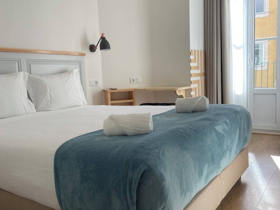 Caja fuerte, escritorio, cortinas opacas y wifi gratis