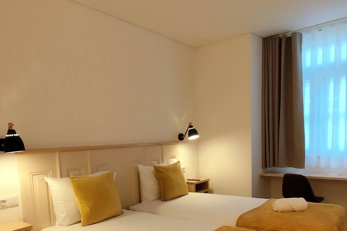 Kamar Twin | Minibar, brankas, meja kerja, dan tirai kedap cahaya