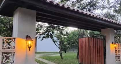 Charming 3-bedroom cabin close to Concepción de Ataco with WiFi & free parking