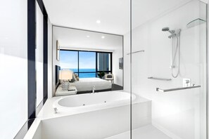 Douche, séchoir à cheveux, shampooing