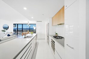 Geladeira, micro-ondas, fogão, cooktop