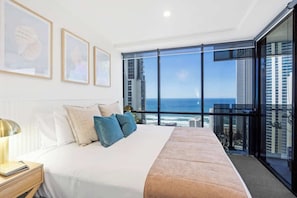 3 bedrooms, iron/ironing board, WiFi, bed sheets - Circle on Cavill 3 Bedroom (Surfers Paradise)