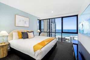 3 bedrooms, iron/ironing board, WiFi, bed sheets - Circle on Cavill 3 Bedroom (Surfers Paradise)