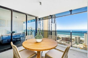 Outdoor dining - Circle on Cavill 3 Bedroom (Surfers Paradise)