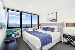 3 bedrooms, iron/ironing board, WiFi, bed sheets - Circle on Cavill 3 Bedroom (Surfers Paradise)