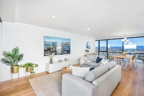 TV - Circle on Cavill 3 Bedroom (Surfers Paradise)