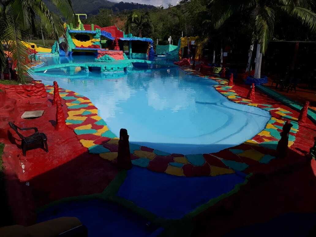 حمام سباحة خارجي