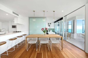 Dining - 4 Bedroom Beach in Surfers Paradise (Surfers Paradise)