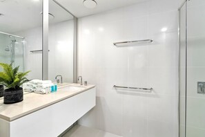 Shower, hair dryer, shampoo - 4 Bedroom Beach in Surfers Paradise (Surfers Paradise)