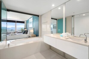 Douche, sèche-cheveux, shampoing
