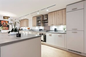 Refrigerador, microondas, horno, placa de cocina