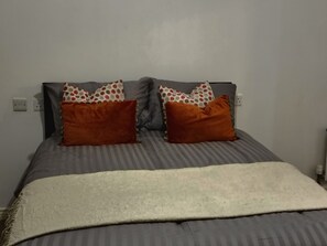 3 chambres, fer et planche à repasser, draps fournis