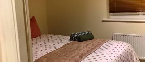 3 soverom, strykejern/-brett og sengetøy