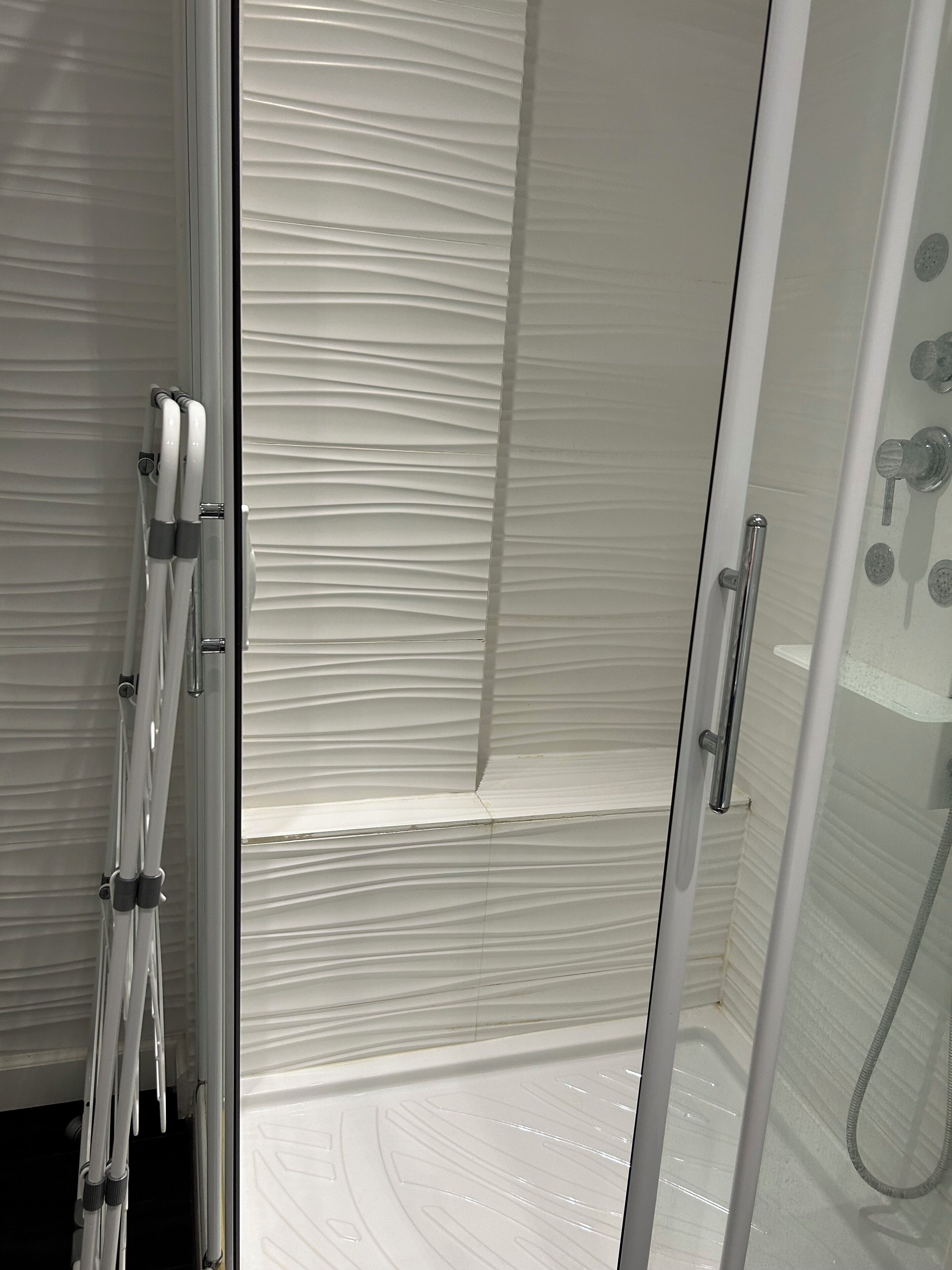 Douche, sèche-cheveux, serviettes fournies, papier toilette