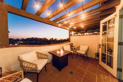 Relaxing 2BR Condo•Near Dining•Sunsets•Parks•Close Beach Access!