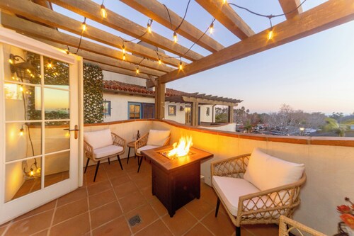 2BR Cozy Condo with Sunsets & Ocean Views Close to Beaches Dining & Shops!