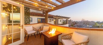 2BR Cozy Condo with Sunsets & Ocean Views Close to Beaches Dining & Shops!