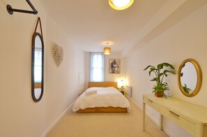 6 bedrooms, iron/ironing board, WiFi, bed sheets