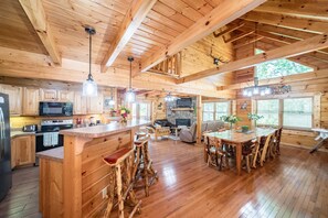 4 bedrooms - The Big Easy Spacious Mountain Retreat Hot Tub Deck Premier Location (Gatlinburg)