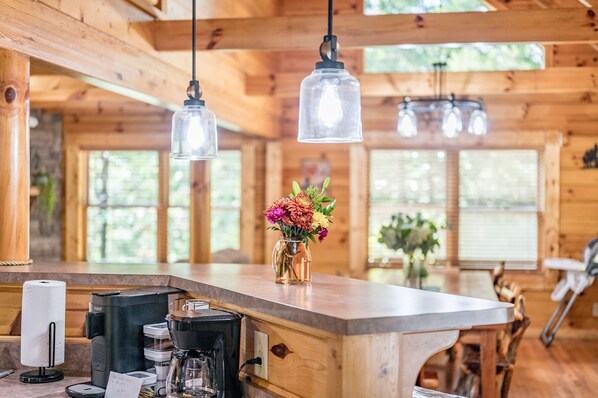 4 bedrooms - The Big Easy Spacious Mountain Retreat Hot Tub Deck Premier Location (Gatlinburg)