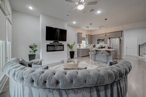 テレビ、暖炉、卓球台