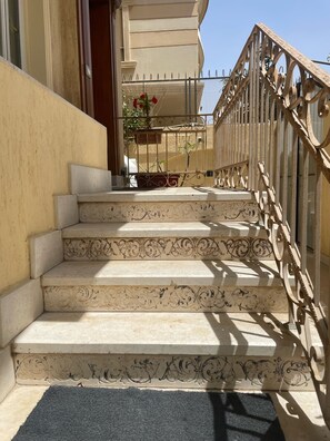 Exterior detail - Luxury 2-bedroom apartment in charming Cairo with AC, WiFi,quit area,2 smart TVs (Cairo Governorate)