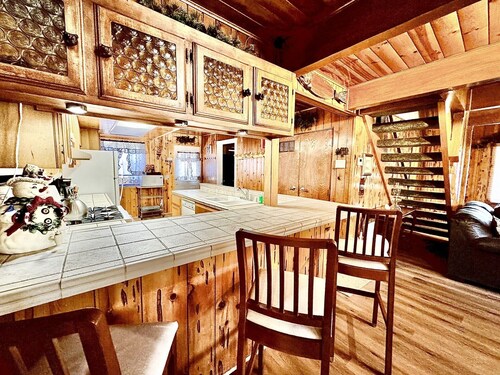 Quiet and family friendly 3-bedroom house with WiFi in Big Bear near slopes