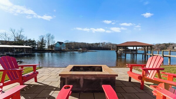 Pleasant Cove Waterfront Getaway With Fire Pit, Deck, And Lake Views - Lake Norman, NC