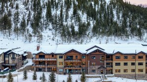 A multi-story hotel with balconies and a view of a snow-covered mountain. - Alpine Oasis at Frontgate by Avantstay Luxe 3bdr Near Vail w/ Views Gym, Pool, Game Room (Avon)