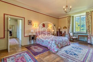 5 chambres, bureau, fer et planche à repasser, lit parapluie