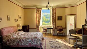 5 quartos, escrivaninha, ferros/tábuas de passar roupa, berço de viagem